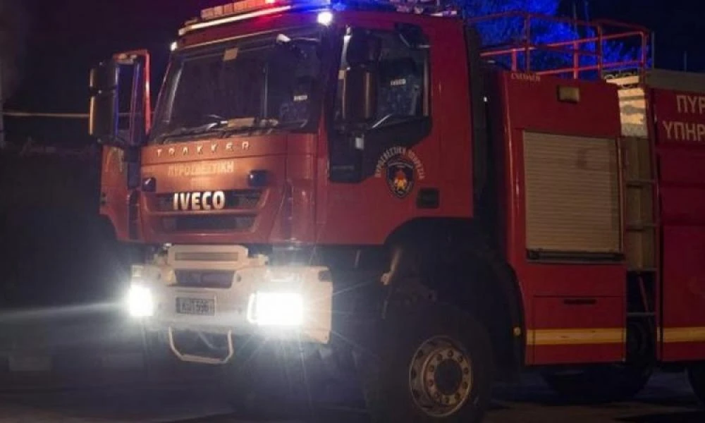 Πάτρα: Eπιτέθηκαν με πέτρες σε πυροσβέστες που έσβηναν φωτιά στην Πλατεία Ελευθερίας